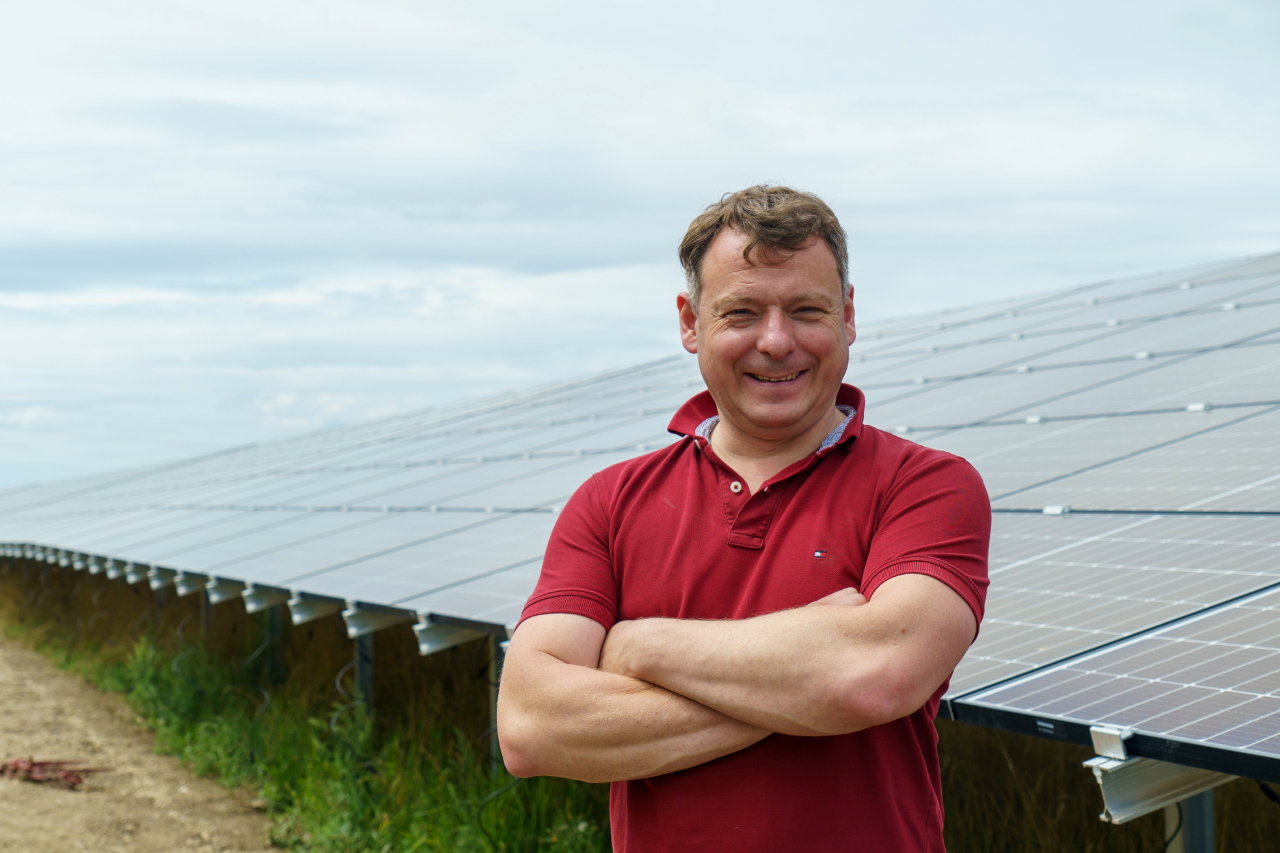 Geschäftsführer Josef Ecker vor einer seiner Solaranlagen